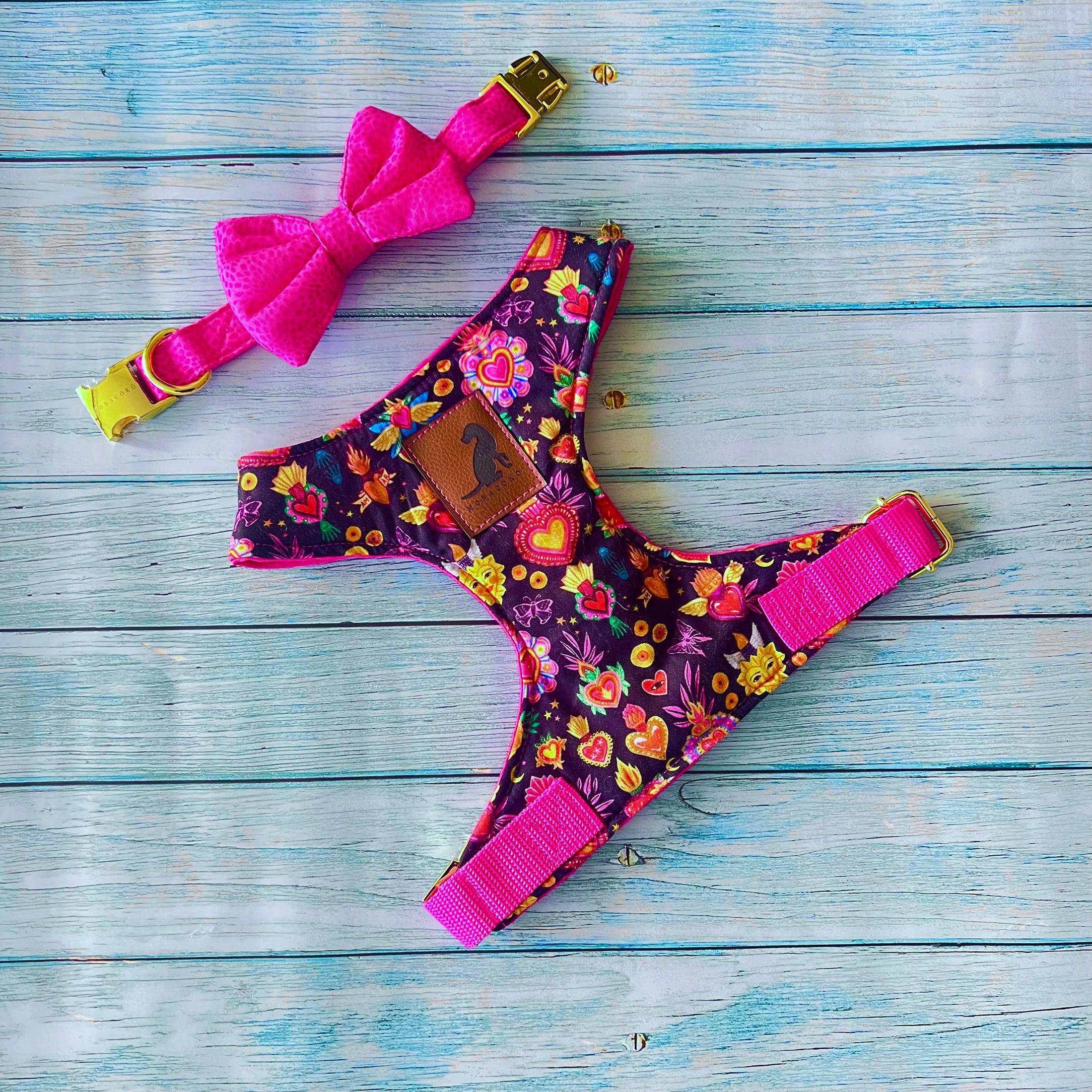 Conjunto Frida Corazones para perros y gatos Arnes+Collar con Corbatin