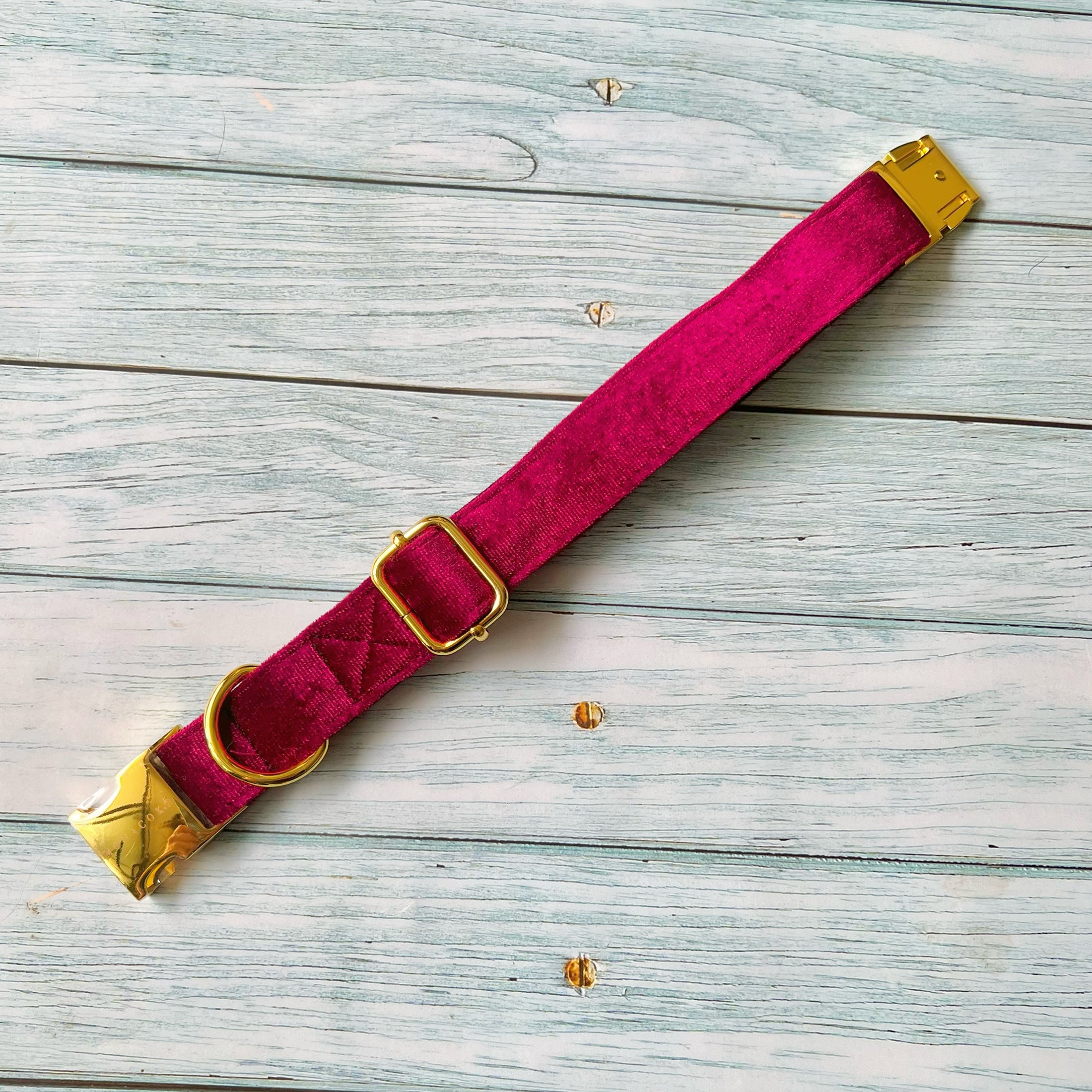 Plush Burdeo collar de hebilla para perros y gatos