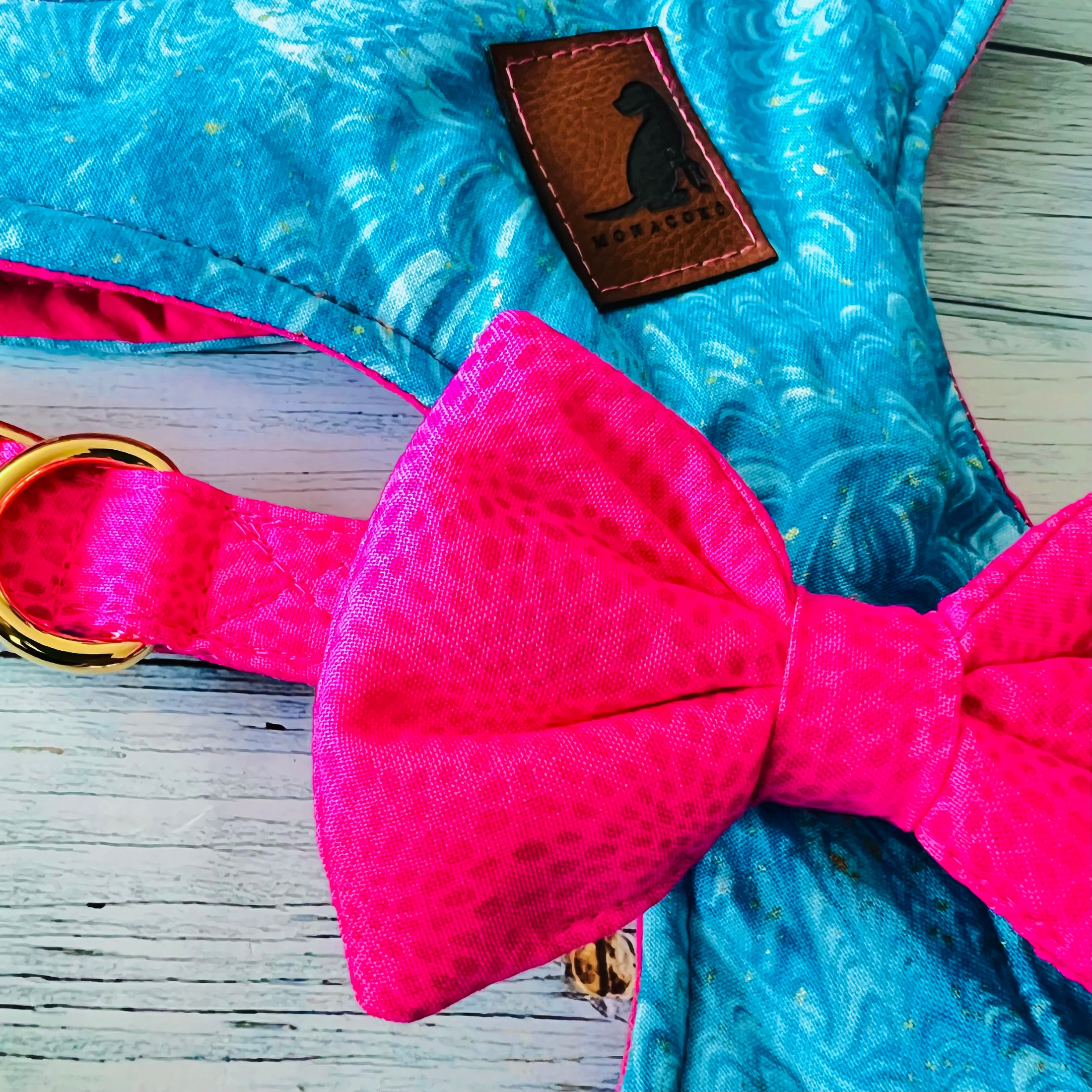 Conjunto Calipso Full Pink para perros y gatos Arnes+Collar con Corbatin